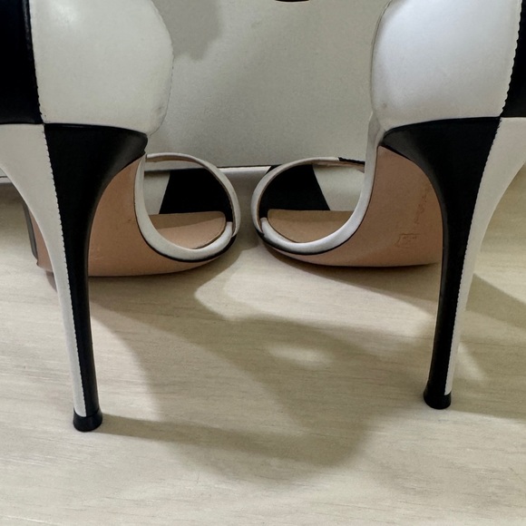 GIANVITO ROSSI Elegant Black and White Women's Heels - Picture 6 of 6